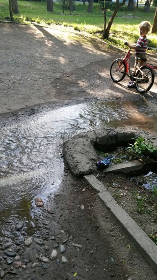 В сквере по Московской арычная система в плохом состоянии, вода выливается на тротуар, - читатель <b><i>(фото)</i></b>
