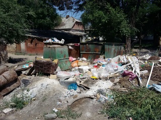 Уже месяц некачественно вывозится мусор на ул. Интергельпо, - житель <b><i>(фото)</i></b>