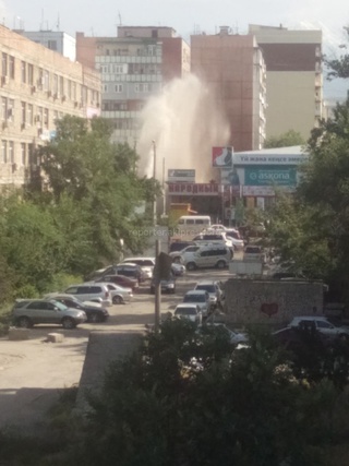 <b> На ул.Ахунбаева прорвало трубу, брызги воды доходят до верхних этажей здания, обвалилась крыша магазина «Народный» </b> <b><i>(фото, видео, вид с 9 этажа)</i></b>