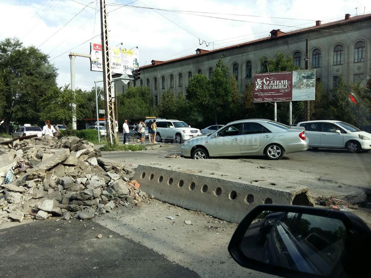 На Жукеева-Пудовкина - Ахунбаева автомобиль попал в глубокую яму, хотя  стоит знак, разрешающий движение, - читатель (фото)