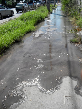 Тротуар по ул.Горького затоплен арычной водой, пешеходы обходят по проезжей части, - горожанин <b><i>(фото)</i></b>