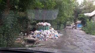 Вода течет через весь скопившийся мусор и разносит его по всему району, - читатель <b><i>(фото)</i></b>
