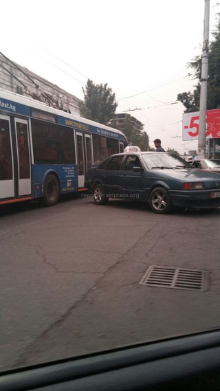 На Моссовете столкнулись троллейбус и такси <b><i>(фото)</i></b>