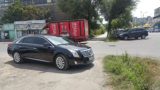 «Кадиллак» с госномером 1012 BD полдня стоит на тротуаре, мешая прохожим на Суюмбаева-Огонбаева, - горожанин <b><i>(фото)</i></b>