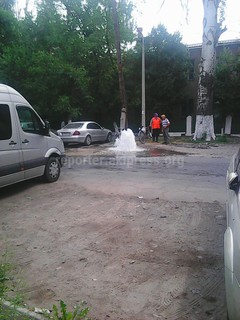 На пересечении улиц Уметалиева и Московская из люка бил фонтан,- читатель (фото)