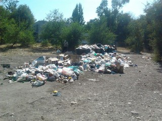 Жители столицы вновь жалуются на сотрудников «Тазалык», которые забирают мусор только из контейнеров <b><i>(фото)</i></b>