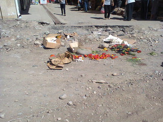 Кто-то раскидал овощи с коробками на проходе между Орто-Сайским рынком и 7 мкр, - читатель <i>(фото)</i>