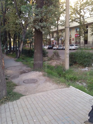 На ул.Тоголок Молдо - Токтогула тротуар весь в ямах, - читатель <b><i>(фото)</i></b>