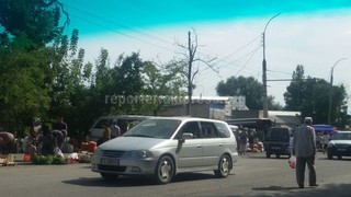 Свердловская райадминистрация сообщила, что стихийная торговля по улице Салиевой находится на территории Аламединского района