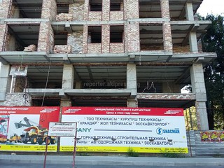 Почему в строящемся здании на пересечении улиц Токтогула-Панфилова колонны усилены только на 2 этаже? - читатель <i>(фото)</i>
