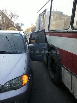 В Бишкеке произошло ДТП: троллейбус протаранил дверь такси при выходе клиента, - очевидец (фото)