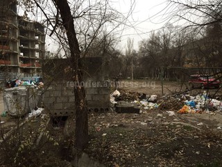 В 8 мкр жители бросают мусор на футбольном поле, - читатель <b><i>(фото)</i></b>