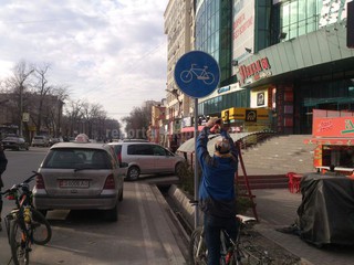 Водители, несмотря на знаки о велодорожке по улице Токтогула, паркуются на ней, - читатель <b><i>(фото)</i></b>