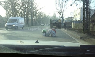 «Тазалык» направил машину на улицу Элебесова, где жители выставили мусор на проезжую часть