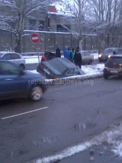 По улице Л.Толстого авто вылетело в кювет, - очевидец <b><i>(фото)</i></b>