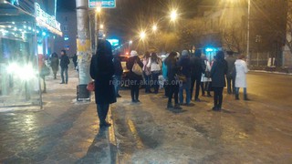 Автолюбители паркуются на остановке по улице Киевская и создают неудобства для пассажиров общественного транспорта, - читатель <i>(фото)</i>