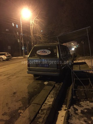 Сломанная автомашина стоит по улице Турусбекова уже более 2 лет и создает неудобства, - читатель (фото)