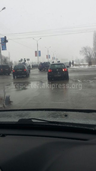Автомобиль врезался в столб на пересечении Южной магистрали-Ч.Айтматова, - очевидец <b><i>(фото)</i></b>