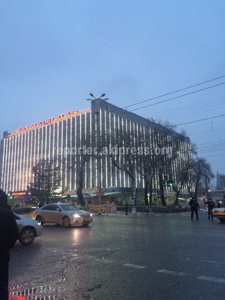 ГУВД Бишкека, МВД и ГКНБ проводят проверку по поступившему сообщению о заложенной бомбе в здании ЦУМа