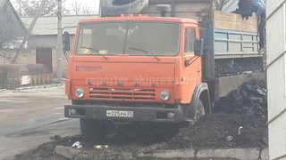 По проспекту Дэн Сяопина идет стихийная торговля углем (фото)