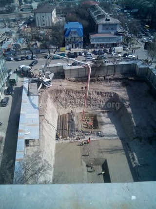 Застройщик дома на Чуй-Суюмбаева в авральном порядке увеличивает темпы рытья котлована и заливку фундамента <i>(фото)</i>