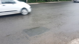 По ул.Абдыкадырова в Оше провели ямочный ремонт на новой дороге, которую сдали в ноябре 2015 года (фото)