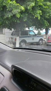 Служебная автомашина Госэкотехинспекции припаркована на тротуаре в Оше (фото)