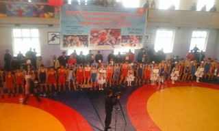 В Кара-Балте прошел чемпионат Кыргызстана среди кадетов и кадеток по вольной борьбе (фото)