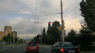 Автолюбитель просит обратить внимание на неисправный светофор на загруженном перекрестке Токомбаева-Юнусалиева (фото)