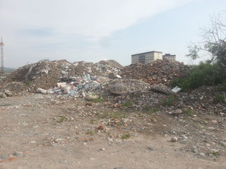 Кто дает разрешение закапывать яму мусором в верхней части ул.Байтик баатыра? - читатель (фото)