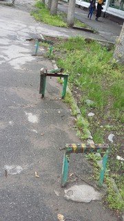 На месте бывшей остановки на перекрестке Тоголок Молдо-Московская до сих пор торчат остатки от скамейки (фото)