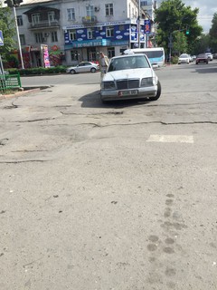 На перекрестке Чуй-Тыныстанова припарковали служебное авто (фото)