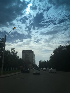 На ул.Боконбаева днем горят фонари ночного освещения (фото)
