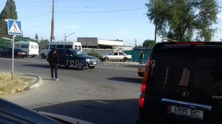 На ул.Анкара в мкр Тунгуч «зебра» стерлась, а водители не пропускают пешеходов, - читатель <i>(фото)</i>