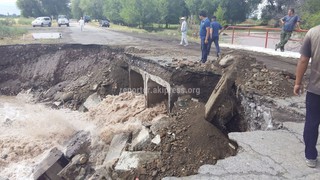 Минтранс подтвердил, что река Аксуу размыла часть моста, связывающего село Кош-Добо с селом Беловодское
