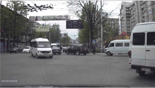 На Байтик Баатыра-Киевская маршрутка №212 повернула налево, когда горел красный сигнал светофора <i>(видео)</i>