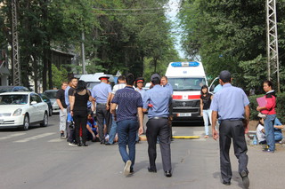 На пересечении улиц Уметалиева и Московской Toyota Land Cruiser сбил двух человек <i>(фото)</i>