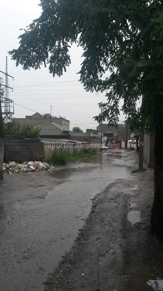 Мэрия Бишкека ответила на жалобу про мусор и потоп на улицах Жумабека и Кулиева
