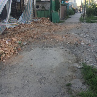 На перекрестке Юнусалиева-Жигулевская раскурочен тротуар, стройкомпания не установила навес над тротуаром, - горожанин <i>(фото)</i>