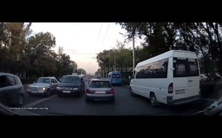 Таксист выехал на встречную полосу по проспекту Ч.Айтматова, создав аварийную ситуацию участникам движения, - читатель (видео)