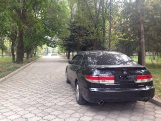 Напротив Белого дома припарковался тонированный Honda Inspire без задних госномеров <i>(фото)</i>