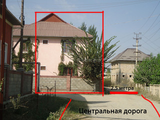 Читатель интересуется, законно ли местный житель Оша построил забор на проезжей части улицы (фото)