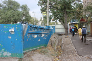 В Бишкеке на перекрестке Манаса-Боконбаева ограждение мусорных баков скоро упадет, - читатель (фото)