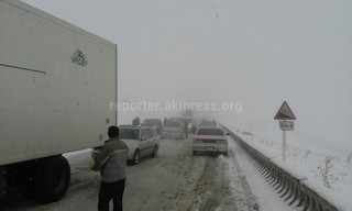 На перевале Тёо-Ашуу идет снег, движение автомашин затруднено, - читатель <i>(фото)</i>