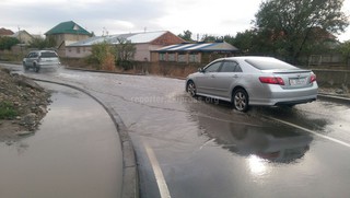 На спуске новой дороги в мкр Кок-Жар скапливается большое количество воды, - читатель <i>(фото, видео)</i>