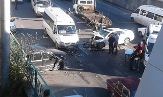 В Бишкеке на ул.Абдрахманова под мостом произошло ДТП <i>(фото, видео)</i>
