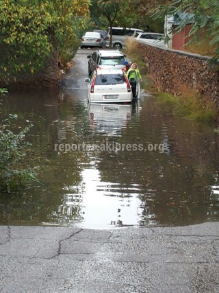 После дождя, прошедшего 2 октября, затопило ряд улиц Бишкека <i>(фото)</i>