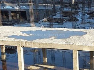Лужа в форме карты Кыргызстана образовалась на плите строящейся мечети в 7 мкр в Бишкеке, - читатель (фото)