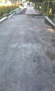 Өзгөндөгү борбордук көчөнүн тротуары оңдолуп жатат, - окурман <i>(фото)</i>