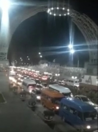 Видео — Многокилометровая пробка образовалась у въезда в город Ош
